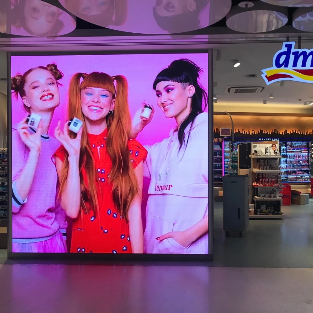 Drogeriemarkt Installation LED-Videowand im Einsatz Eingangsbereich