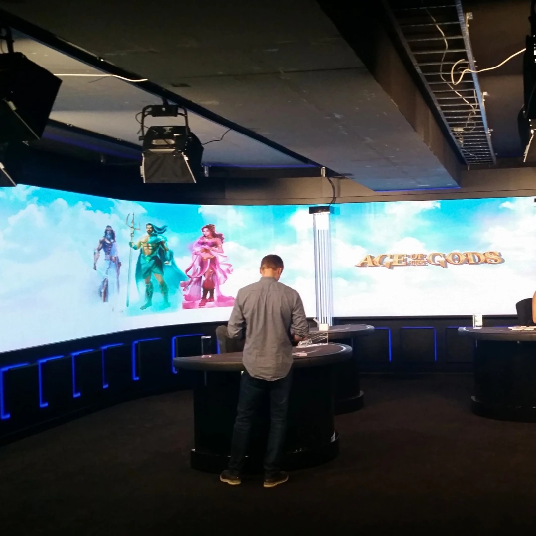 Fernsehstudio geneigte LED-Wand Installation
