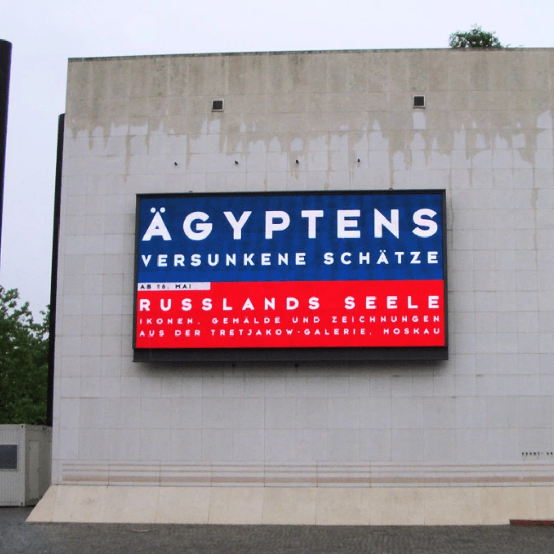Outdoor Installation an Museumsfassade Videowand im Querformat