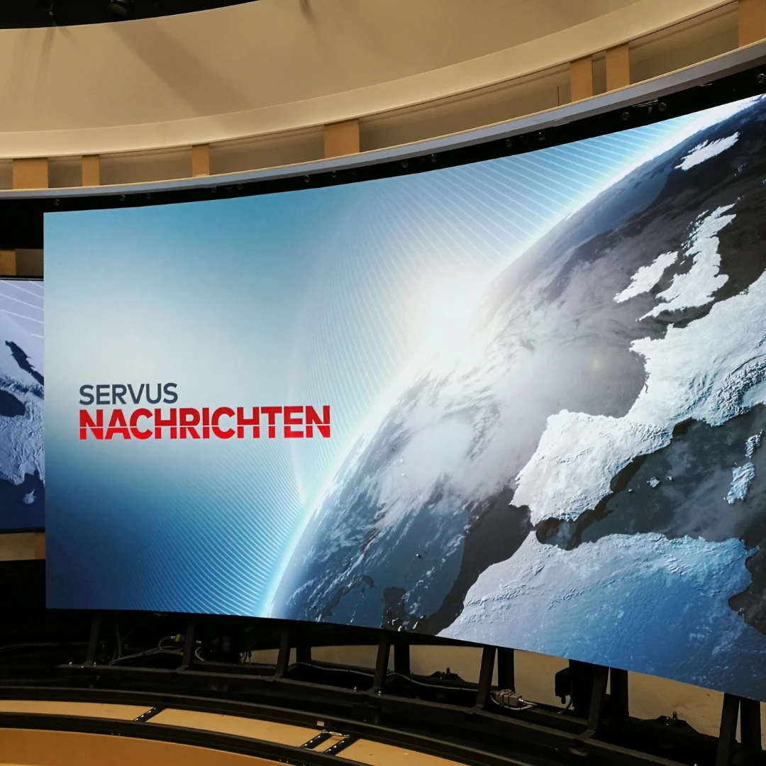 Gewölbte LED-Wand im Fernsehstudio Querformat