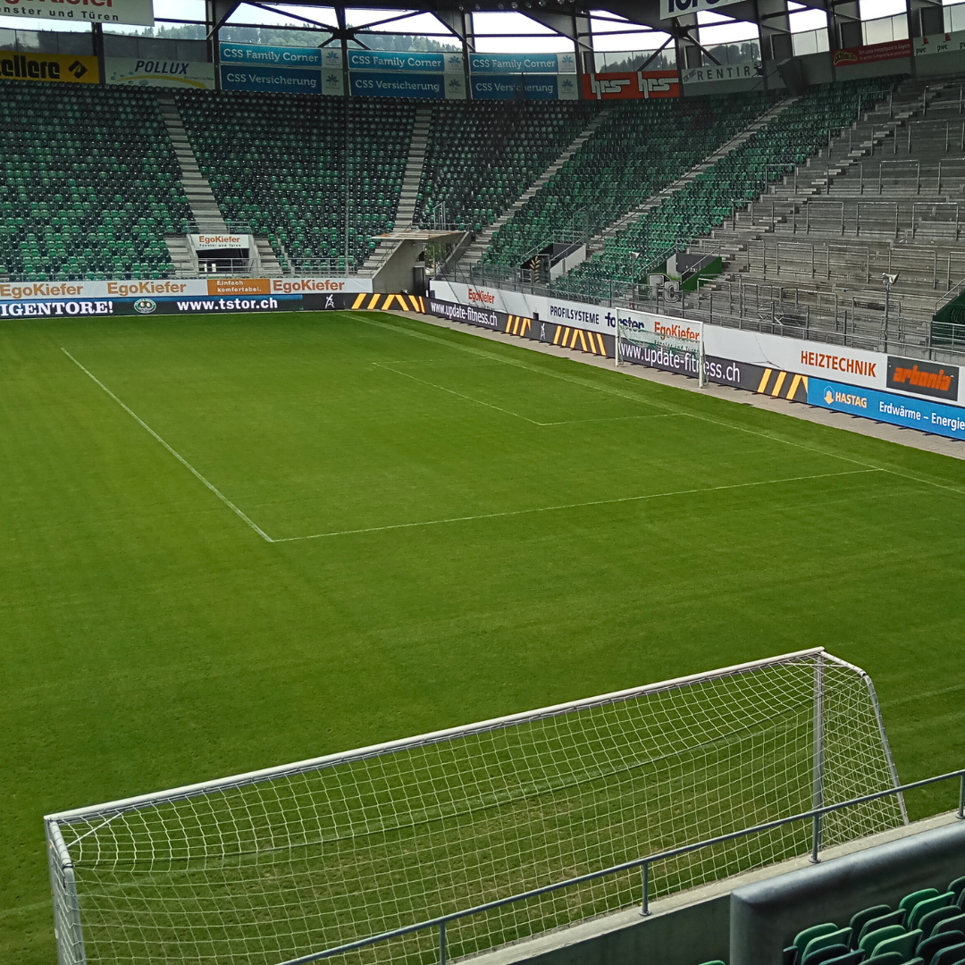 LED-Bande entlang des Spielfeldes in einem Stadion