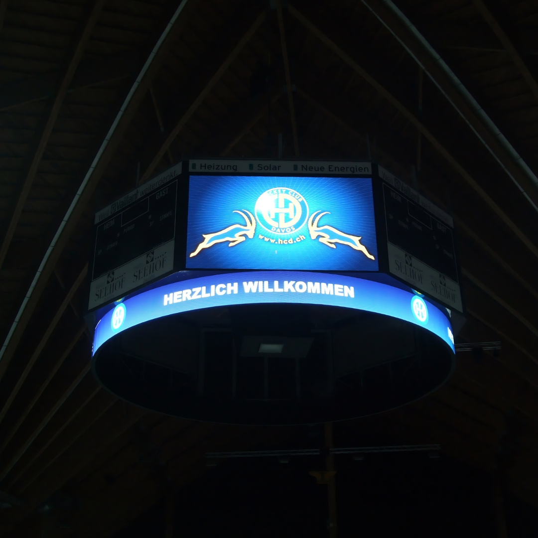 LED-Würfel Eisstadion in Betrieb