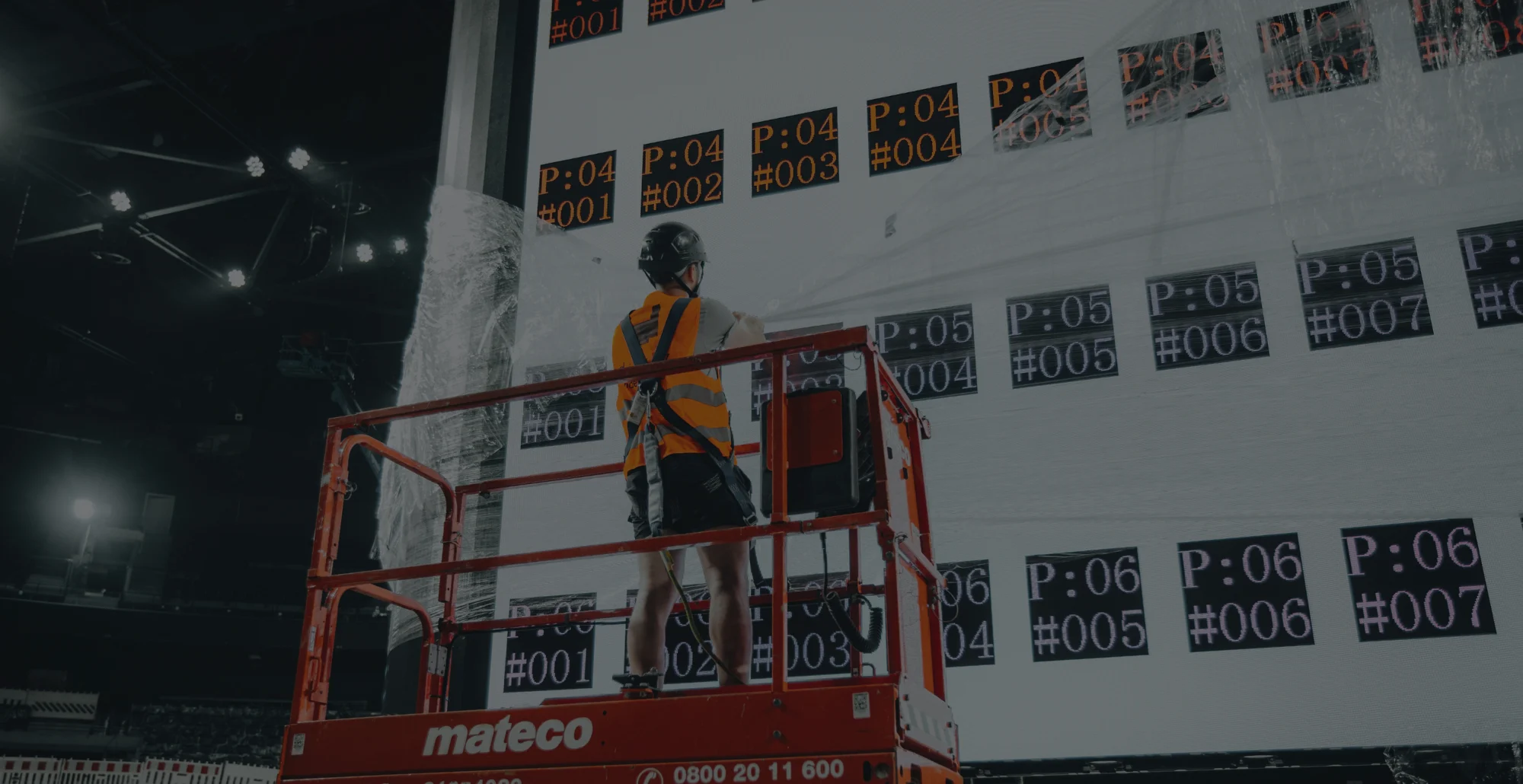 LED-Würfel im Aufbau durch Videowall Team