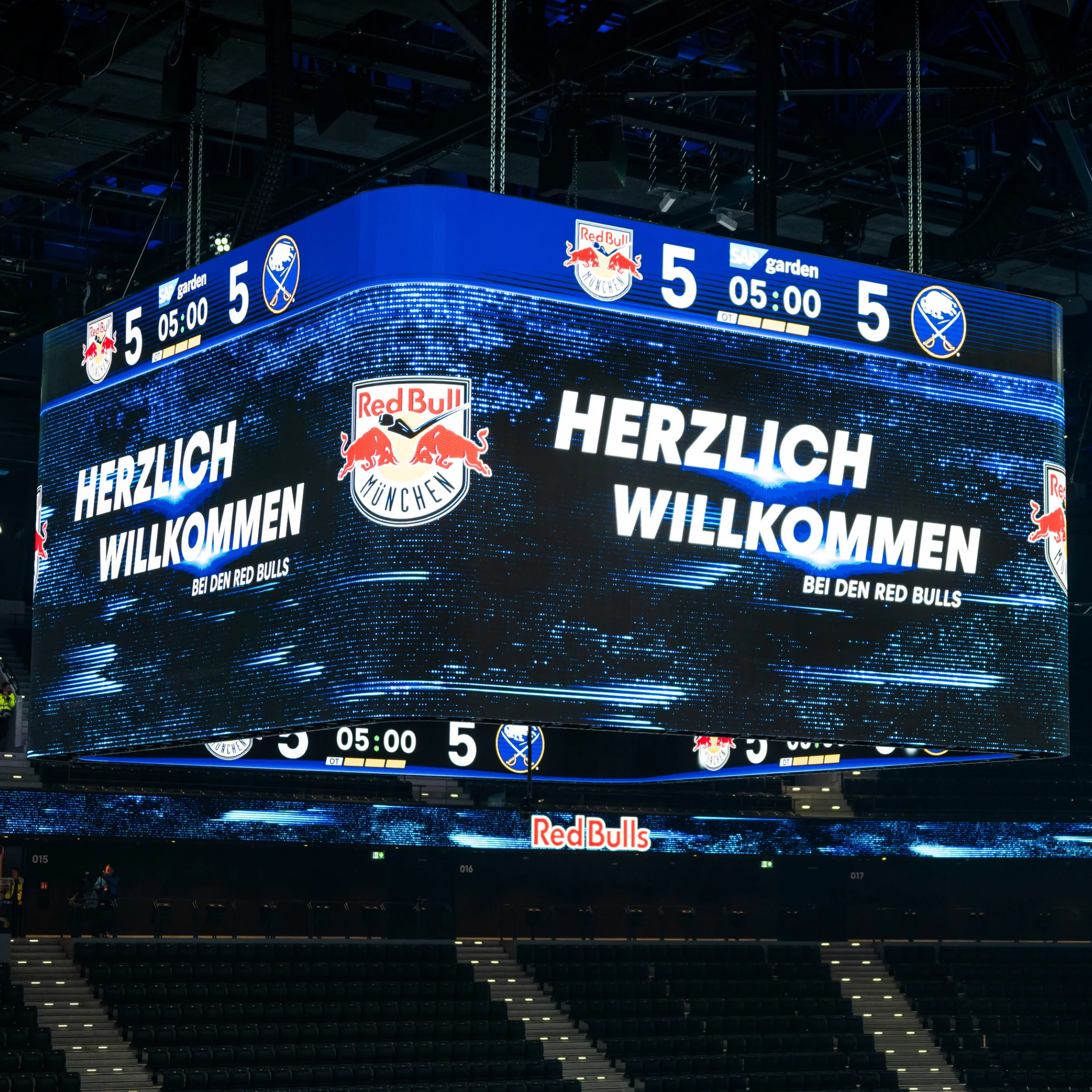 LED-Würfel Arena München in Betrieb
